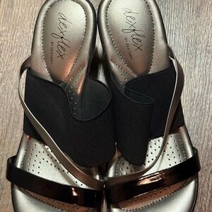 Dexter Women's Black and Silver Strappy Comfort Sandals